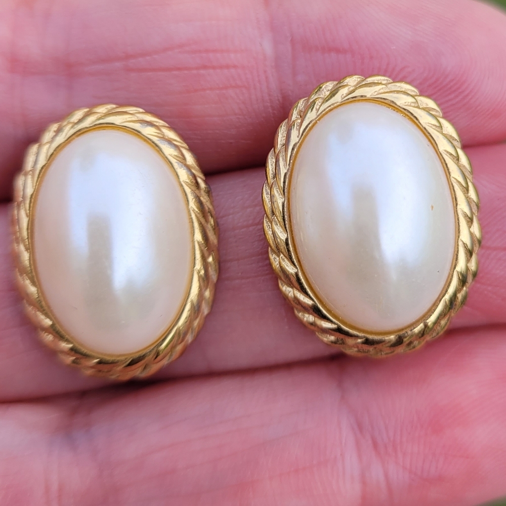 Vintage goldtone and white earrings - Picture 1 of 4